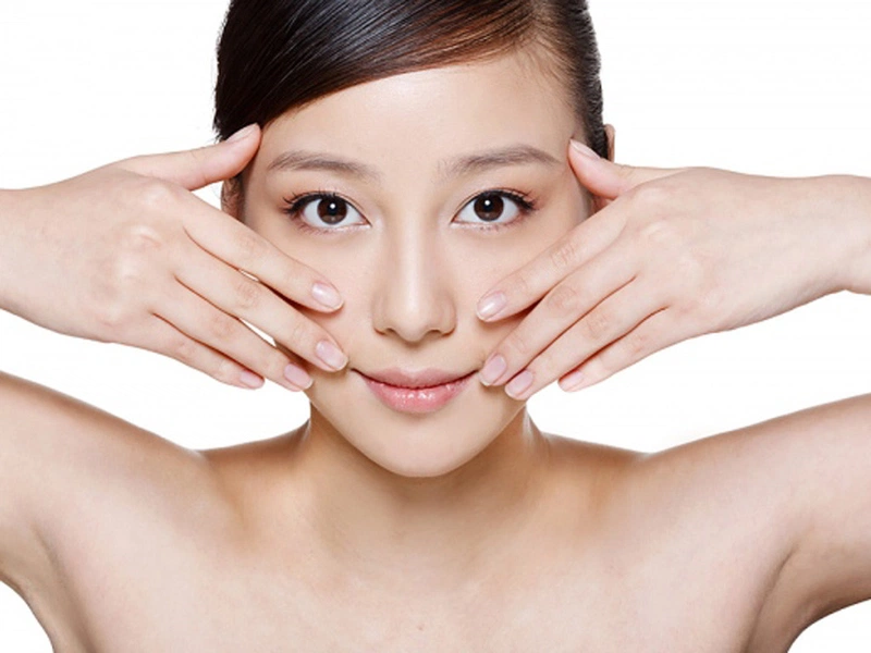 Massage mặt là cách làm săn chắc da mặt sau khi giảm cân hoặc sinh con đơn giản mà hiệu quả