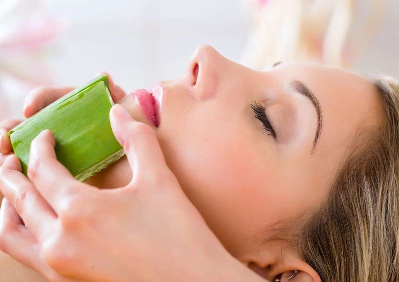 Bật mí 9 cách trị khô môi mùa lạnh từ những nguyên vật liệu sẵn có trong gia đình  1