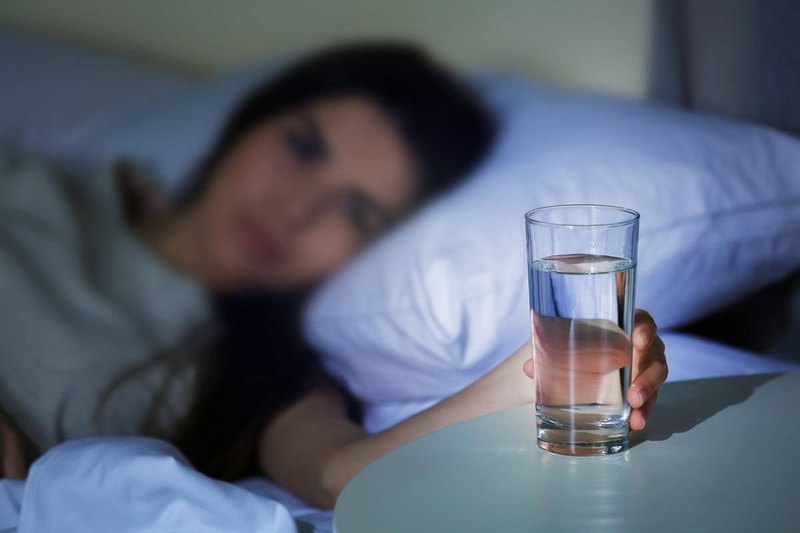 Hạn chế uống nhiều nước trước khi đi ngủ