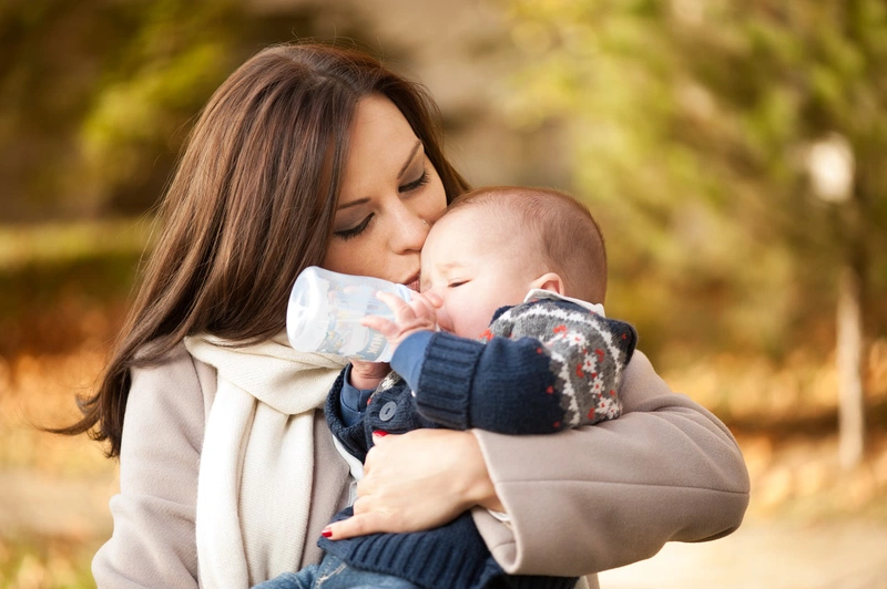 Bật mí cách bế trẻ sơ sinh theo từng tháng đúng kỹ thuật