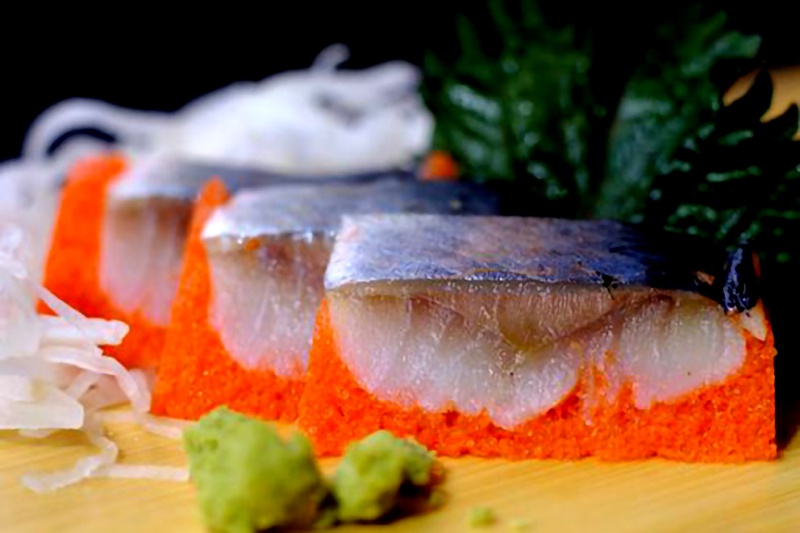 Sashimi cá trích ép trứng đỏ là món ăn được nhiều người ưa chuộng