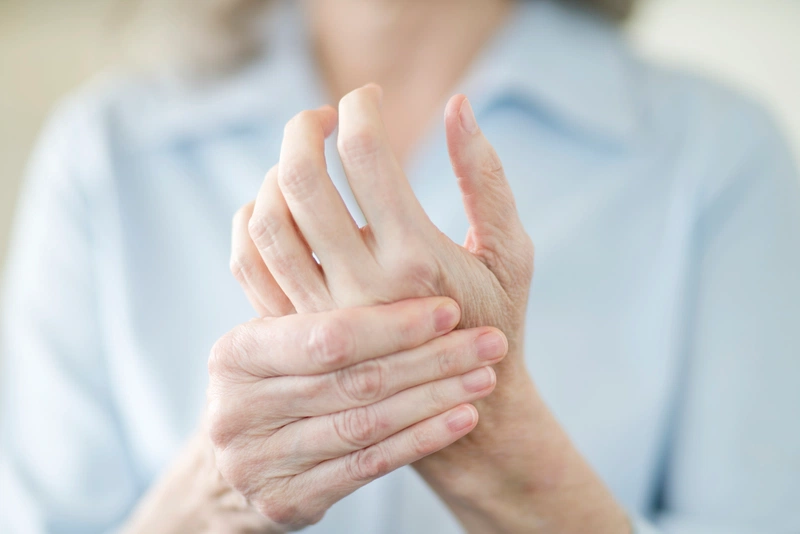 Bệnh lý viêm khớp ngón tay cũng là nguyên nhân gây tê bì ngón tay thường xuyên