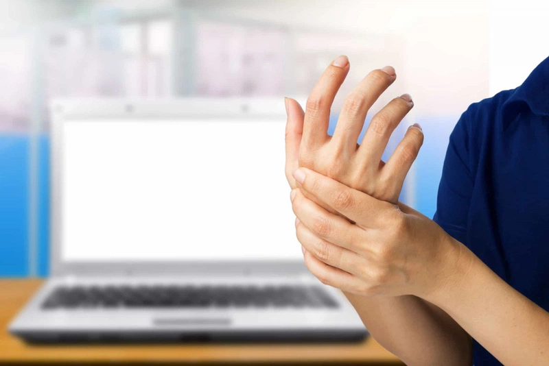 Tay thường xuyên bị tê cóng do làm việc nhiều giờ trong thời tiết lạnh giá