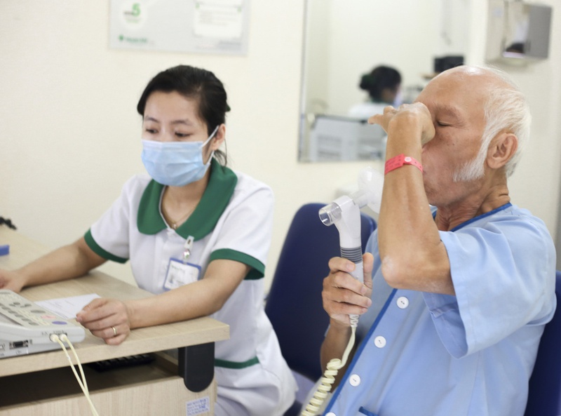 Bệnh phổi tắc nghẽn mãn tính COPD là một bệnh phổi tắc nghẽn đặc trưng bởi tình trạng giảm thông khí mãn tính