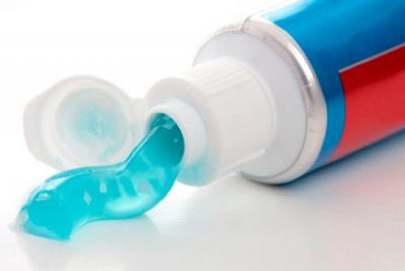 Cách tẩy thuốc nhuộm tóc dính trên da với kem đánh răng