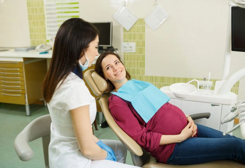 Chăm sóc răng miệng kém là nguyên nhân khiến răng bị xỉn màu khi mang thai