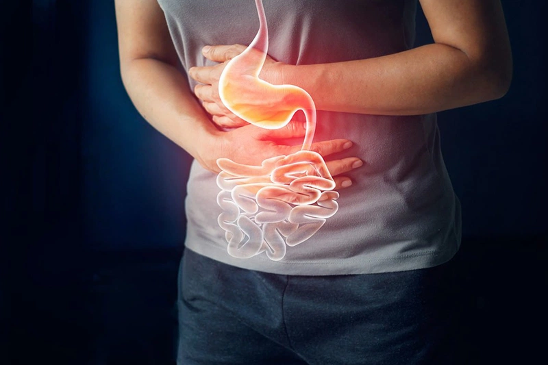 Loét dạ dày có thể gây đau bụng quanh rốn ở trẻ em, đôi khi lan đến xương ức