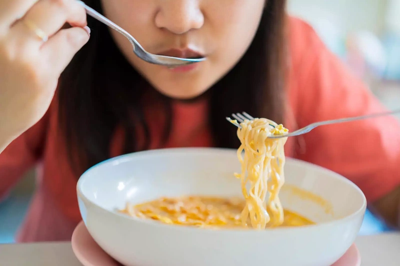 Giải đáp thắc mắc: Bầu ăn mì cay được không? Ăn nhiều mì cay có tốt không? 3