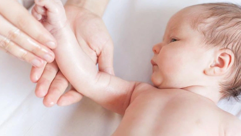 Bé bị hăm cổ bôi thuốc gì là thắc mắc của các mẹ hiện nay