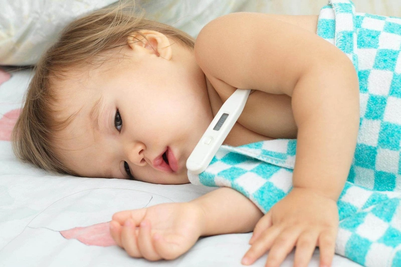 Bé bị sốt có nên cho nằm điều hòa không? 2
