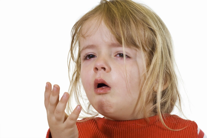 Trẻ em bị viêm xoang hầu như lúc nào cũng ho vì chất nhầy trong mũi có thể chảy xuống họng
