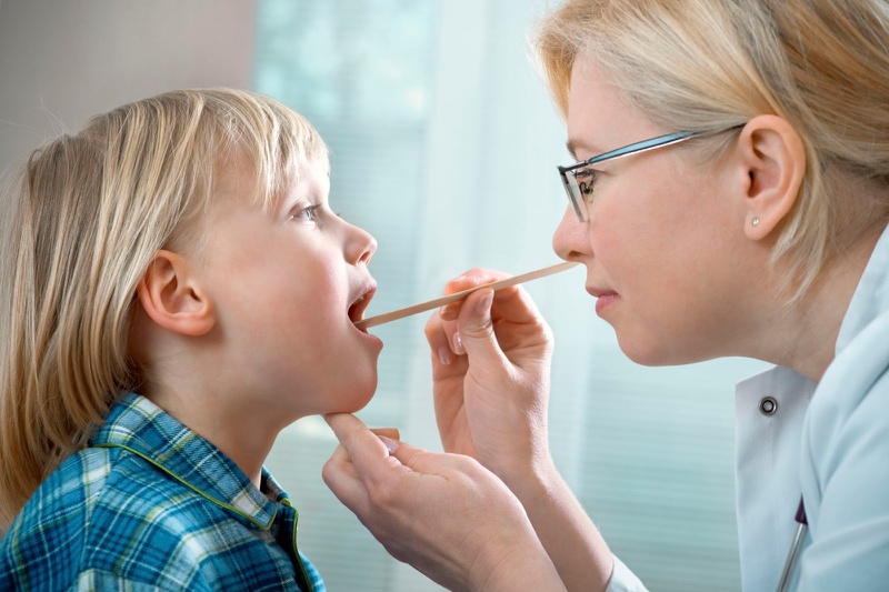 Bé bị viêm amidan phải làm sao để mau khỏi 2