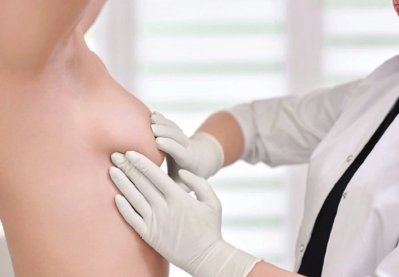 Tác hại khi bé bú một bên