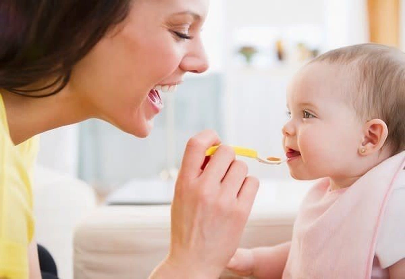 Bé mấy tháng ăn được bánh flan và lưu ý khi dùng bánh flan cho trẻ ăn dặm 2