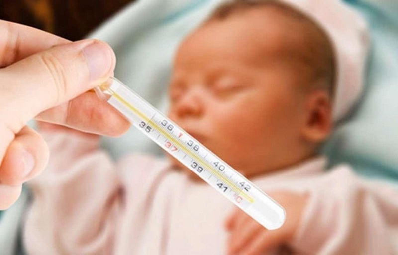 Khi bé sơ sinh bị sốt phải làm sao nhận biết và xử lý 1