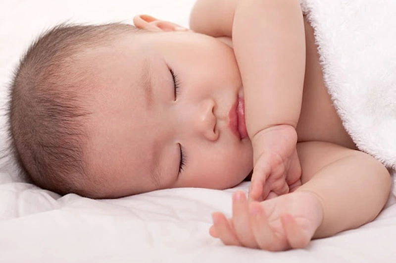 Tại sao bé sơ sinh thường xuyên thức khuya không chịu ngủ
