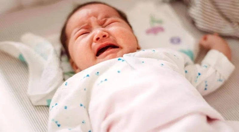 Bé thường thức khuya khi cơ thể thiếu các vi chất