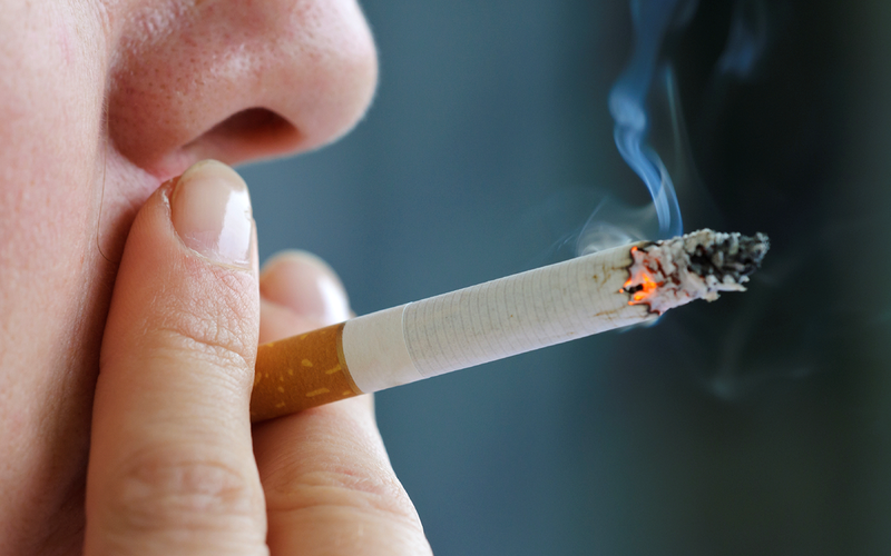 Hút thuốc lá là một trong những nguyên nhân chính gây ra bệnh phổi tắc nghẽn mãn tính