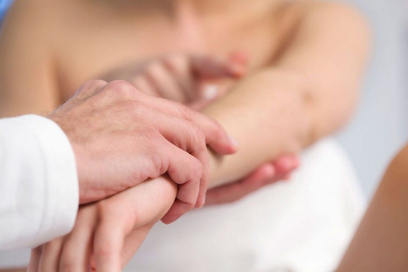 Bệnh zona thần kinh lây qua đường nào là chủ yếu?