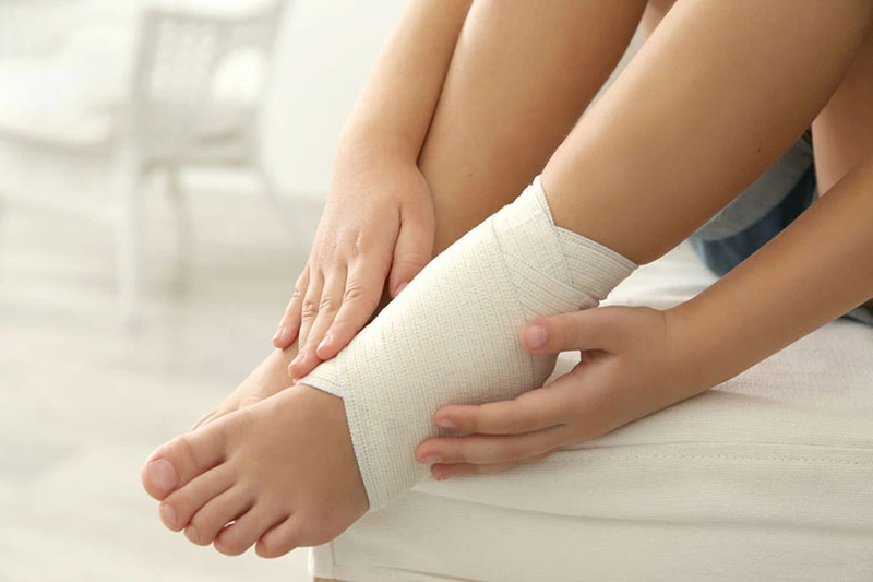Bong gân cổ chân là tình trạng dây chằng bị kéo giãn quá mức, hay bị rách hoặc thậm chí là đứt