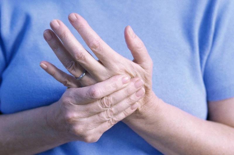Triệu chứng của bong gân ngón tay giữa bao gồm đau, sưng khớp, và vận động của ngón tay bị hạn chế