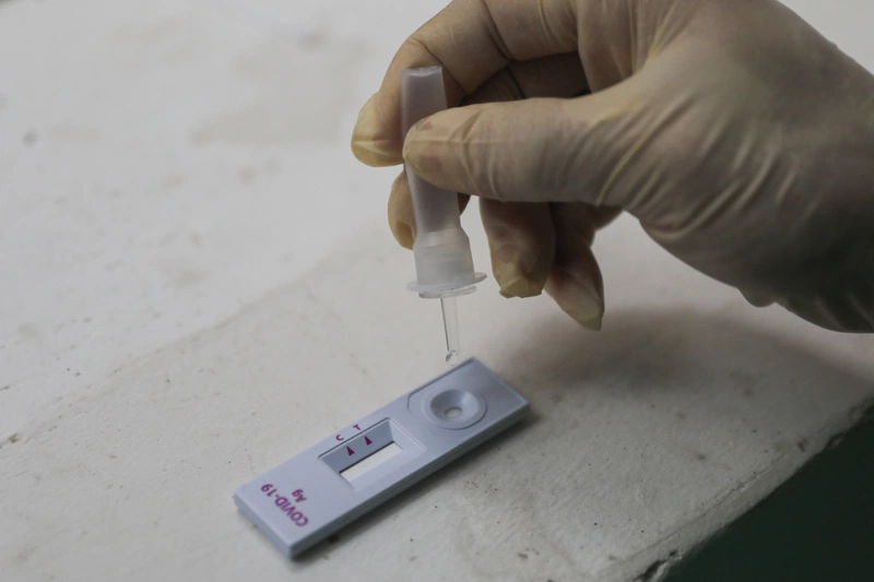 Bị cảm test có lên 2 vạch không? Một số điều mà mọi người thường nhầm lẫn về Covid 4