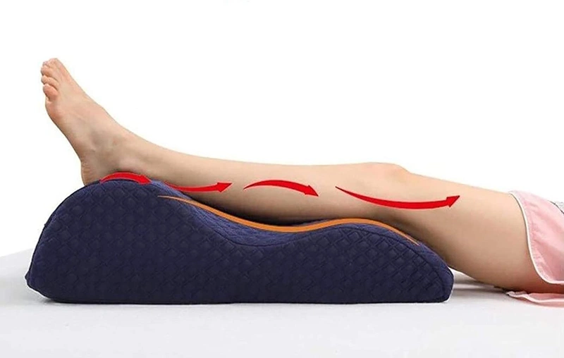 nghỉ ngơi trong tư thế kê chân lên gối