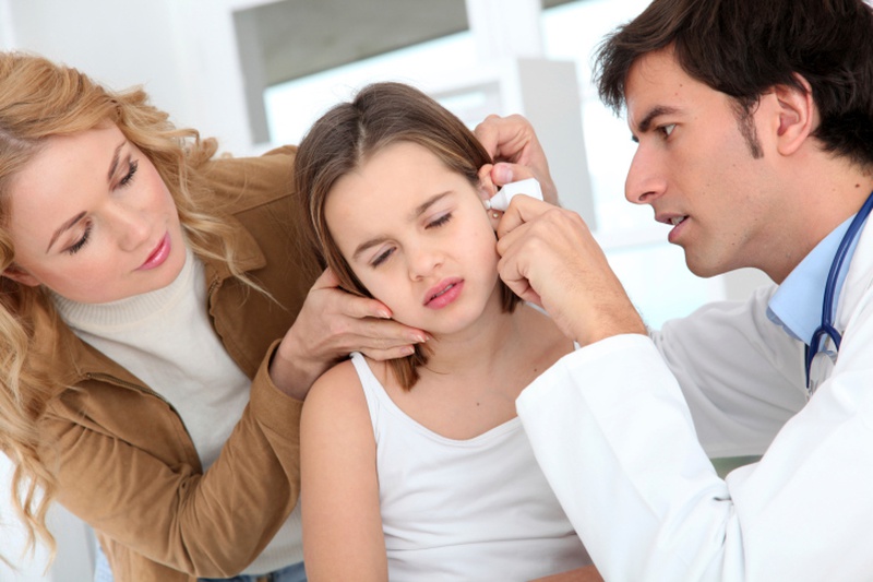 Bị côn trùng chui vào tai xử lý ra sao?