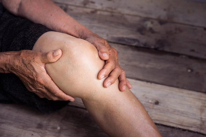 Người bị đứt dây chằng chéo trước có thể cảm thấy đầu gối không thể chịu lực và không còn ổn định nữa