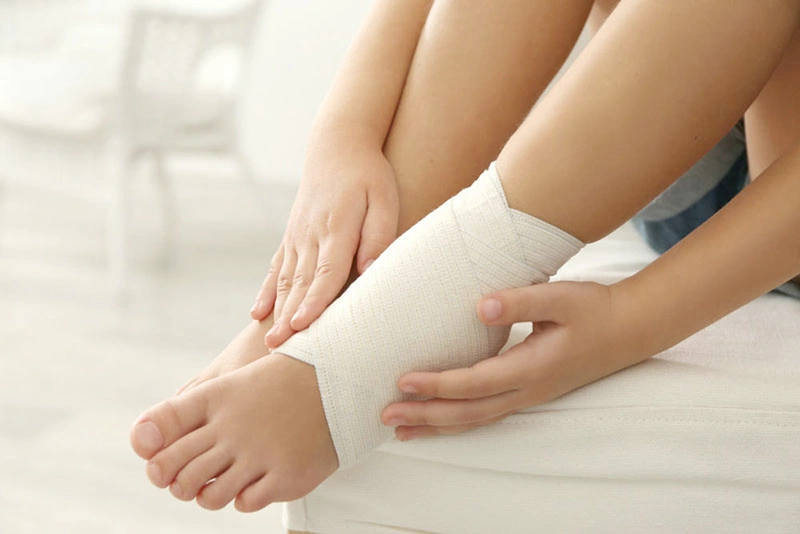 Bị đứt dây chằng cổ chân có phải mổ không?