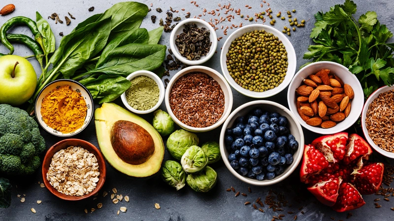 Những thực phẩm giàu chất chống oxy hóa nên được bổ sung vào chế độ ăn hàng ngày để ngăn ngừa thoái hoá