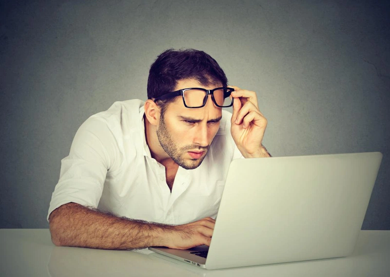 Bị loạn thị 0.75 độ có nên đeo kính?
