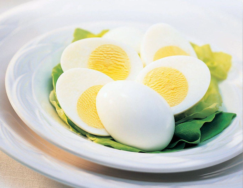 Những người có cholesterol trong máu cao có thể ăn trứng với lượng vừa phải