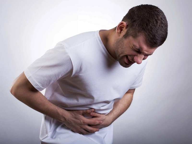 Các cơn đau bụng thường dữ dội trong cơn mề đay cấp tính và giảm dần xuống mức độ trung bình trong giai đoạn mãn tính
