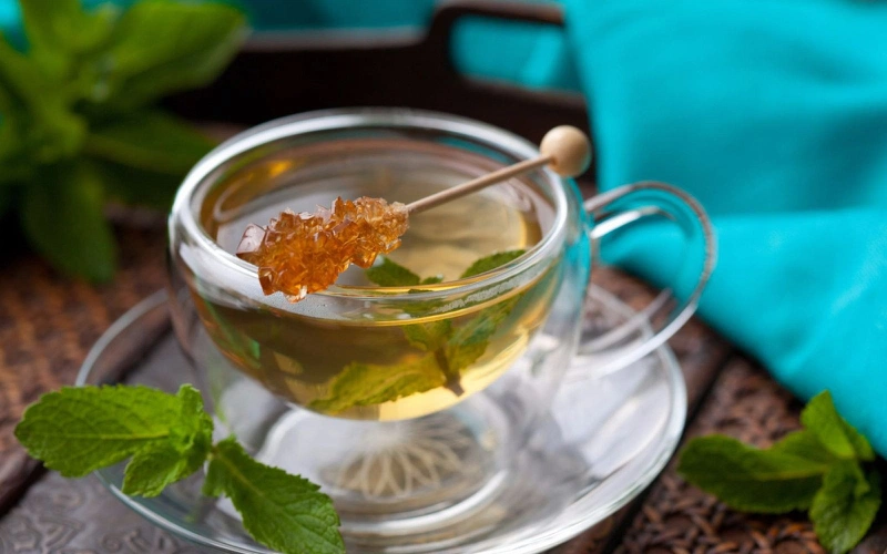 Khi bị nổi mề đay và đau bụng, uống trà thảo mộc không chỉ thanh nhiệt, giải độc mà còn giúp hệ tiêu hóa khỏe mạnh