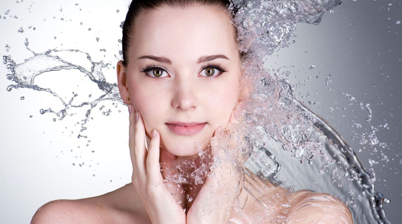 Bí quyết chọn nước hoa hồng dành cho da mụn mà các nàng cần biết