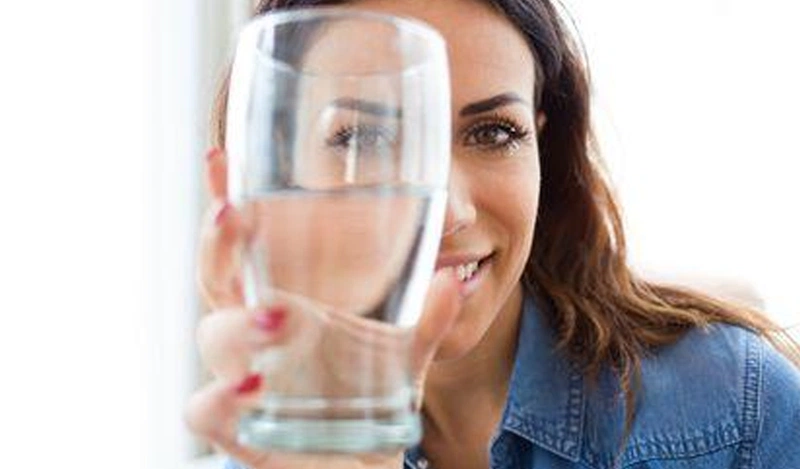Giai đoạn Water Fast bạn cần uống đủ từ 2 đến 3 lít nước mỗi ngày.