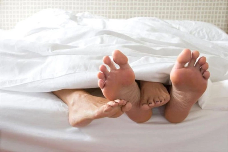 Bị sốt xuất huyết có quan hệ được không? Câu trả lời là nên kiêng quan hệ
