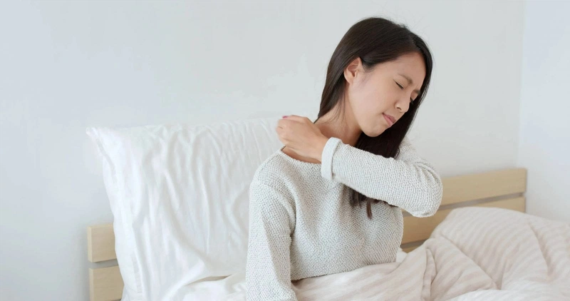 Bị trật khớp vai khi ngủ giải quyết như nào? 1