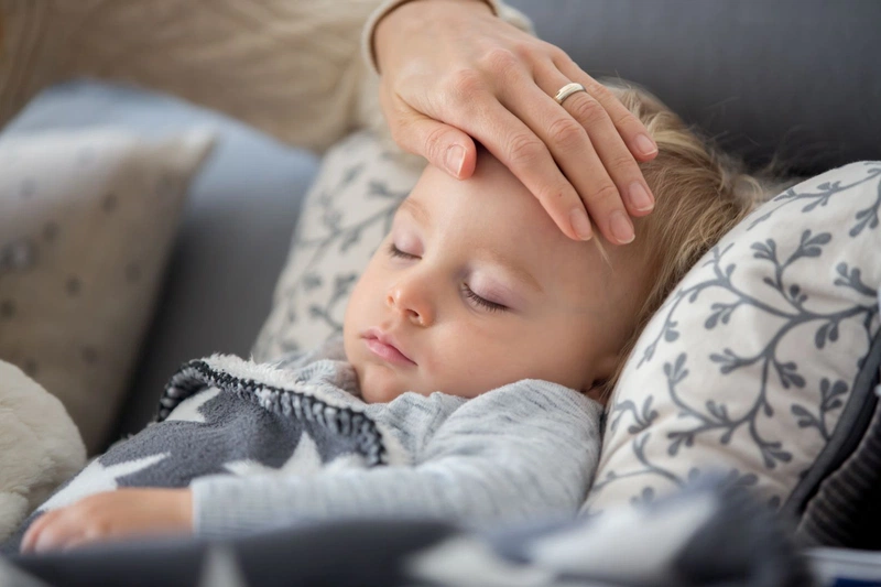 Nên làm gì khi trẻ bị sốt về chiều và đêm? 1
