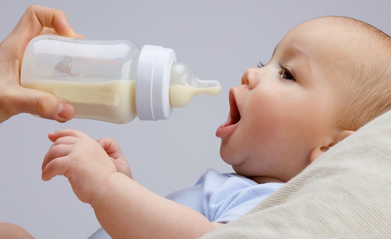 Bố mẹ nên làm gì khi bé không chịu bú bình 2