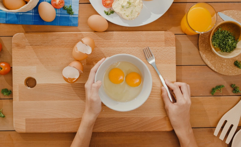 Bỏ túi cách nấu cháo trứng gà phô mai cho bé ăn dặm
