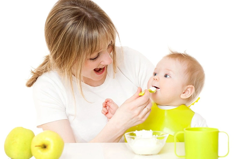 Bỏ túi cách nấu cháo trứng gà phô mai cho bé ăn dặm