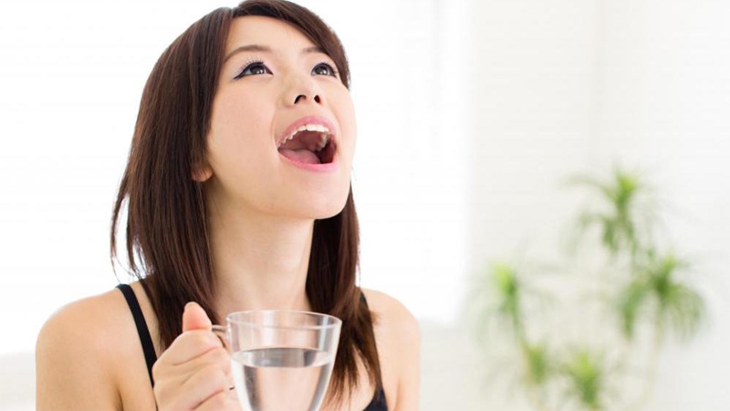 Lưu ý khi dùng nước súc miệng: Không lạm dụng nước súc miệng