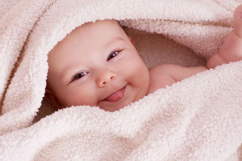 Bôi dầu dừa lên lông mày của trẻ sơ sinh để trị cứt trâu 2