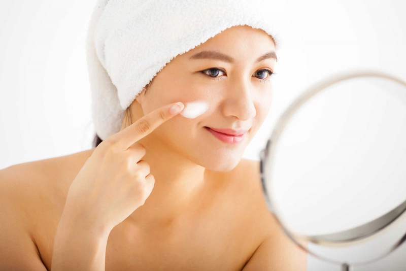 Sau khi rửa sạch tay và mặt, bạn lấy một lượng kem vừa đủ thoa lên da bị mụn