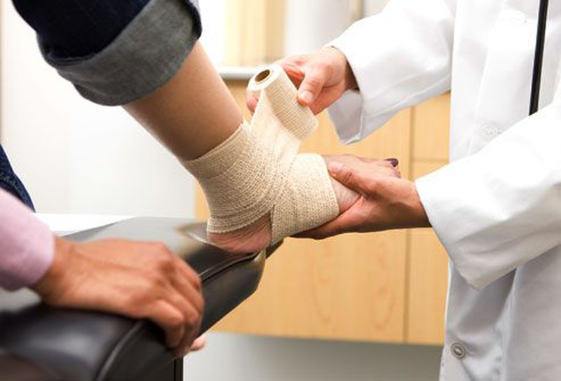 Làm Thế Nào Khi Bị Bong Gân Cổ Chân Mãi Không Khỏi ? 4