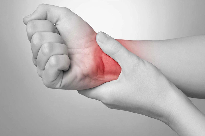 Bong gân cổ tay không sưng phải làm sao?2