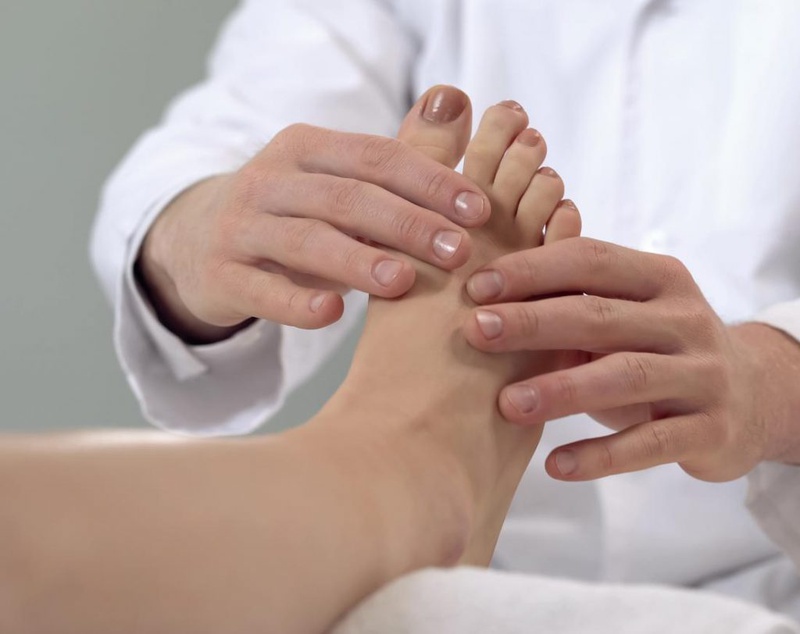 Việc tham khảo ý kiến của bác sĩ để điều trị là điều rất cần thiết dù là bong gân mức độ nặng hay nhẹ