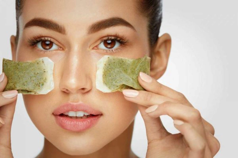 Đắp túi trà lên mắt là phương pháp cải thiện bọng mắt hiệu quả